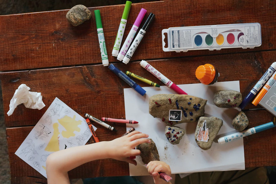 Niño realizando una actividad creativa para seguimiento del neurodesarrollo infantil
