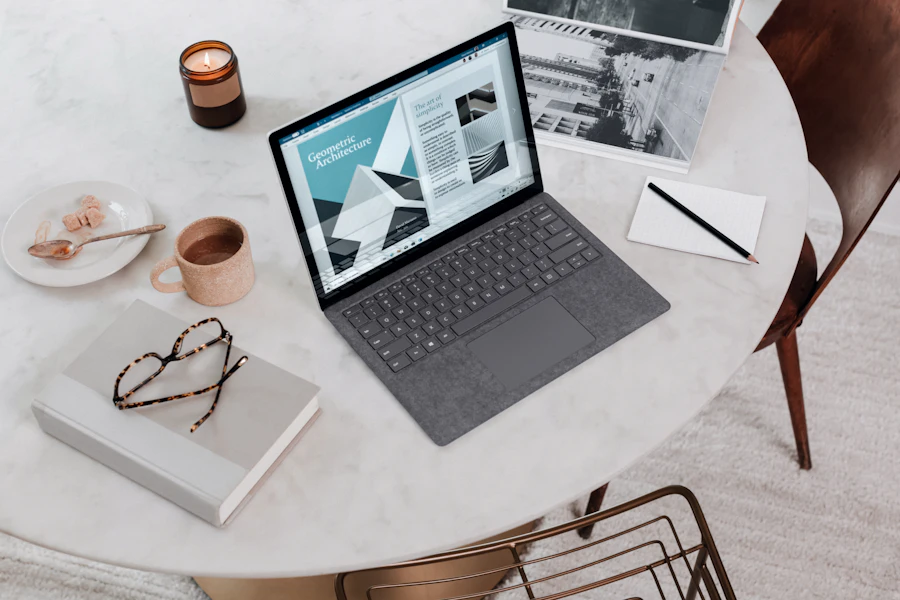 Computador portátil preparado para teleconsulta pediátrica online